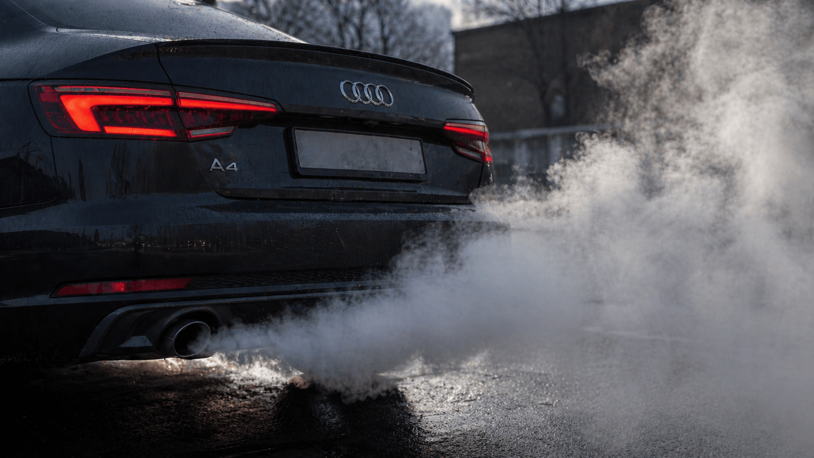 Белый дым из выхлопной трубы Audi