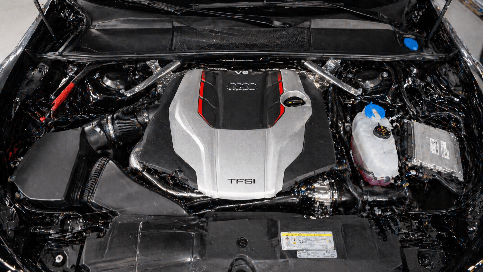 Чистый двигатель Audi после ремонта