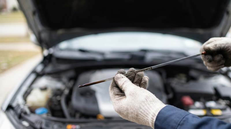 Проверка уровня моторного масла в двигателе с помощью щупа