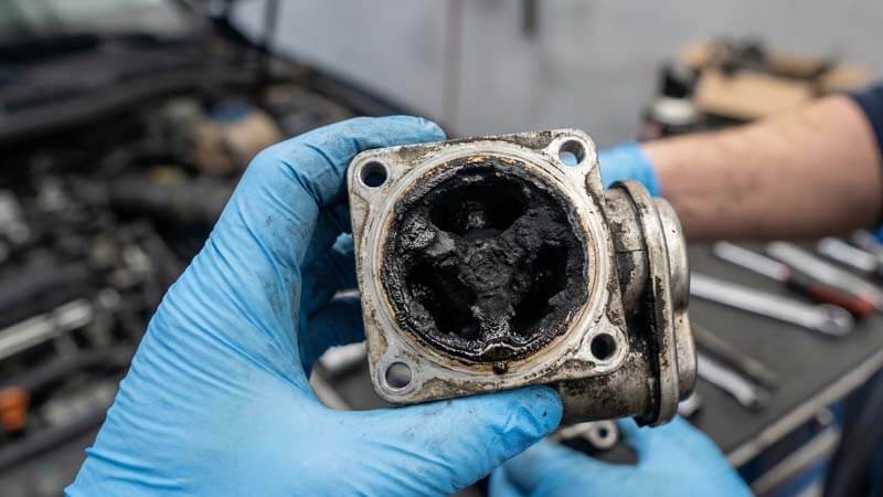 Сильно загрязненный клапан ЕГР в руках механика
